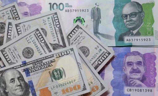 Dólar en Colombia Cae a su Nivel Más Bajo en Tres Años