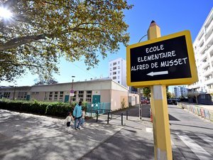 Des affiches racistes avec menaces de mort découvertes près d'une école à Toulouse
