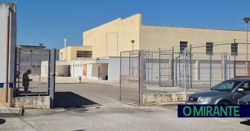 Vestígios de Legionella Forçam Encerramento Preventivo de Pavilhão Escolar no Porto Alto