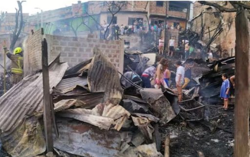 Voraz incendio en el barrio Zarabanda de Bucaramanga deja a decenas de familias damnificadas