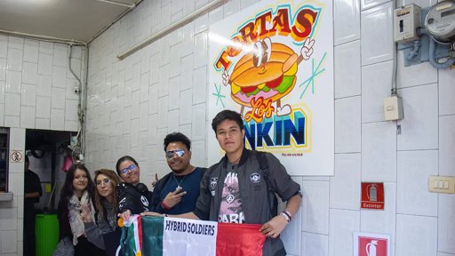 Linkin Park sorprende a fans en México con tortas gratis y una noche de lucha libre