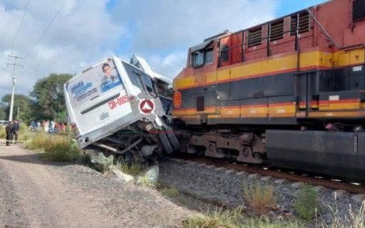 Tragedia en Guanajuato: tren embiste autobús y deja al menos cinco muertos