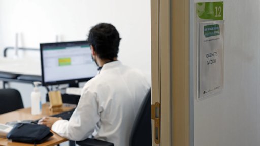 Greve Nacional de Médicos com Adesão de 80% Paralisa Consultas e Cirurgias