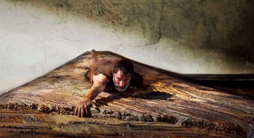 "L'Homme qui rétrécit" : Jean Dujardin dans une fable métaphysique ambitieuse