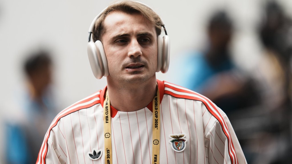 Kerem Aktürkoğlu põe fim a rumores de saída com publicação no Instagram