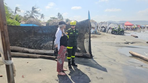 Rescatan a dos jóvenes que eran arrastrados por el fuerte oleaje en playas de Puerto Colombia