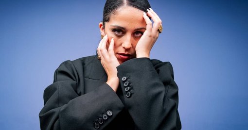 Sara Correia no podcast "Posto Emissor" aborda carreira e novo álbum