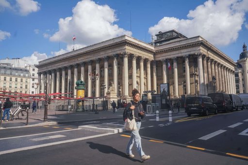 Le CAC 40 renoue avec ses records, entre résultats solides et risques politiques