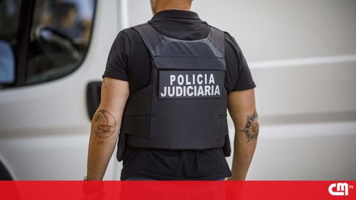 Vigilante de autocarro escolar detido por abuso sexual de criança