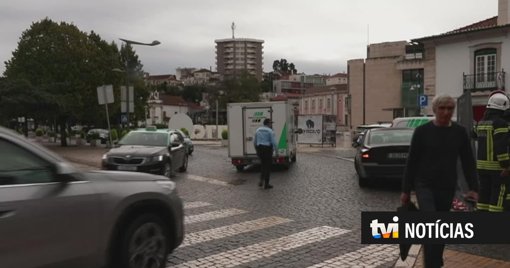 Chuva intensa provoca abatimento de piso e "engole" viatura no centro de Leiria