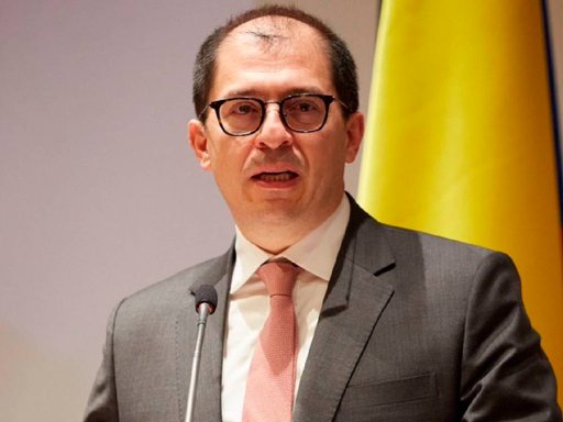 Francisco Barbosa se retira de la carrera presidencial para 2026