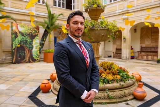 Tribunal suspende a ministro de Igualdad por incumplir la Ley de Cuotas de Género