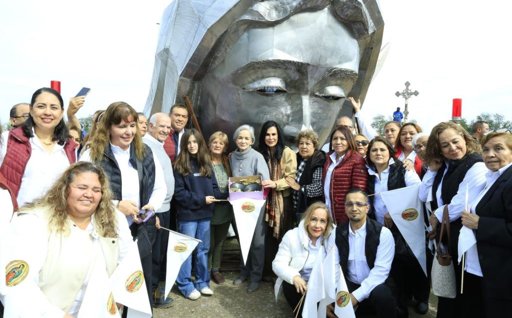 Comunidad de Hidalgo, Tamaulipas, celebra la colocación de las pupilas en la monumental Virgen de la Misericordia