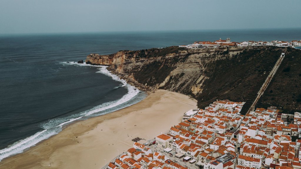 Praia da Nazaré interdita a banhos após contaminação e casos de doença