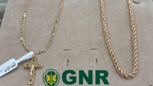 Dupla de mulheres, incluindo uma idosa de 88 anos, detida por burla a ourivesarias