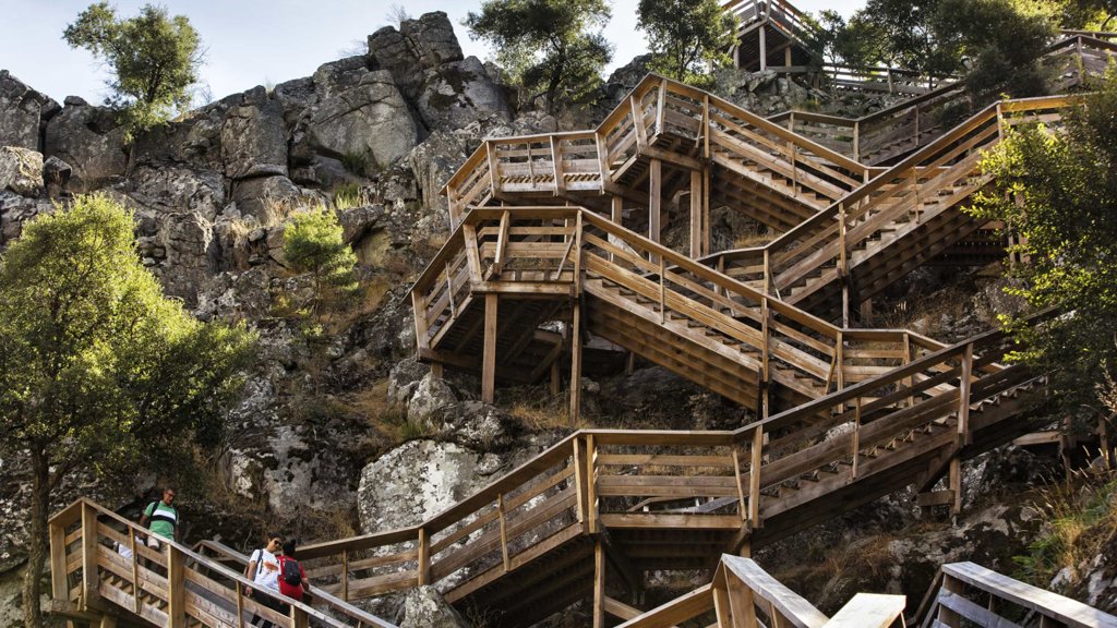 Incêndio em Arouca leva ao encerramento preventivo dos Passadiços do Paiva