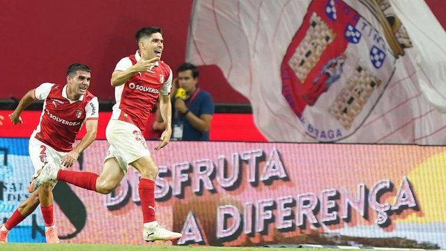 Golo de bicicleta de Fran Navarro no prolongamento apura SC Braga na Liga Europa