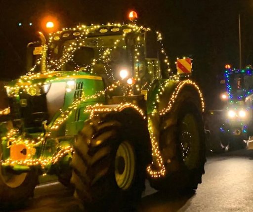Tratores agrícolas iluminados desfilam em cortejos natalícios inéditos