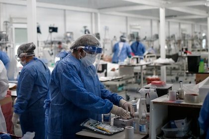 La Paradoja del Empleo en Colombia: Crecimiento Cuantitativo frente a la Precariedad Laboral