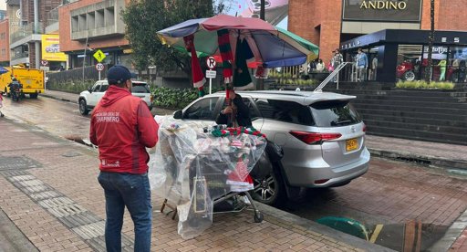 Polémica en Bogotá: Retiro de vendedora informal frente a centro comercial desata debate sobre espacio público y clasismo