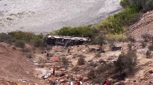 Tragedia en Perú: al menos 37 muertos y 24 heridos tras caída de autobús a un abismo