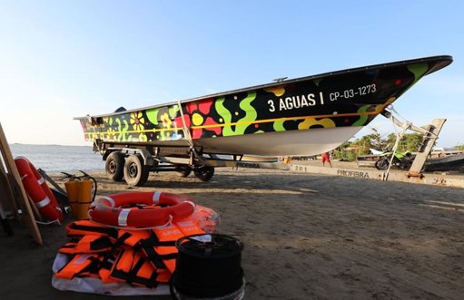 Pescadores de Puerto Mocho reciben lanchas modernas para tecnificar su labor
