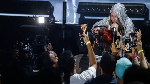 Belinda detiene concierto para fotografiarse con un fan "guapo"