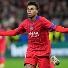 Désiré Doué, do PSG, conquista o prémio Golden Boy 2025