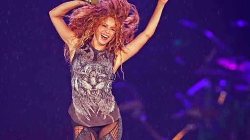 Dua Lipa rinde homenaje a Shakira en Colombia y desata furor en Latinoamérica