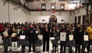 Ayuntamiento de Zacatlán Reconoce a 77 Estudiantes Destacados