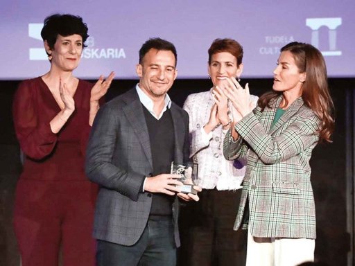 Billie Eilish y James Cameron anuncian película de concierto en 3D para 2026