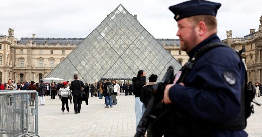 Cambriolage du Louvre : un quatrième suspect du commando placé en détention provisoire