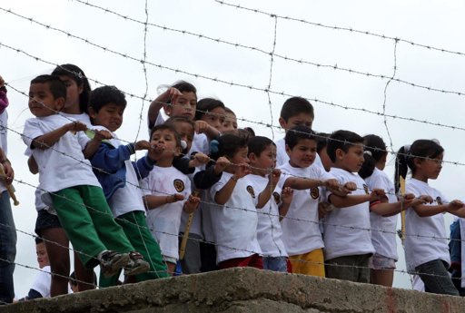 Ataques y uso militar de escuelas amenazan la educación en Colombia