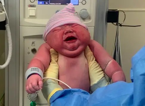 Recém-nascido com quase seis quilos bate recorde hospitalar nos EUA