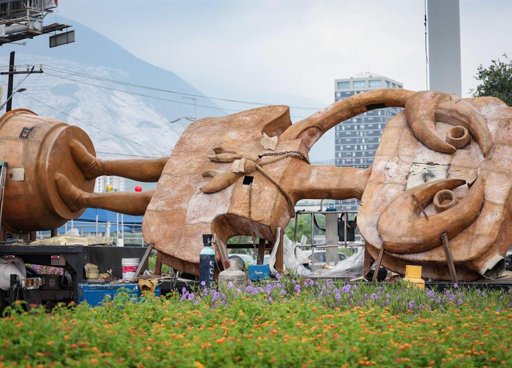 La escultura monumental 'Niña Cangrejo' es instalada en San Pedro