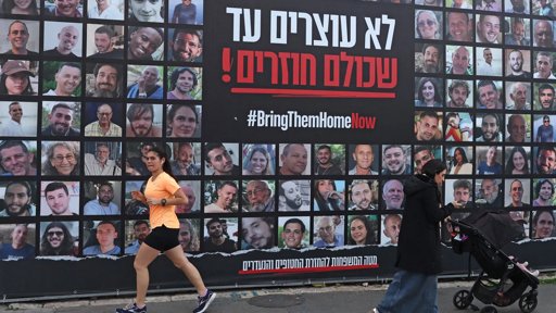 Famílias de reféns israelitas protestam contra estratégia militar e temem pela vida dos cativos