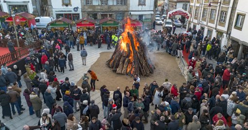 Tradições de Fogo Unem Comunidades no Natal