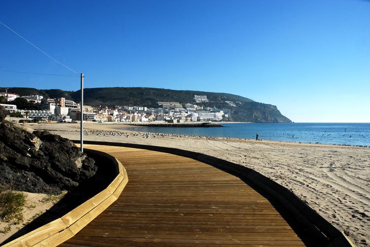 Contaminação da Água Leva à Interdição de Banhos em Praias da Nazaré, Sesimbra e Marinha Grande