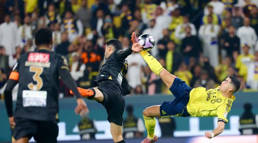 Cristiano Ronaldo anota un espectacular gol de chilena a sus 40 años