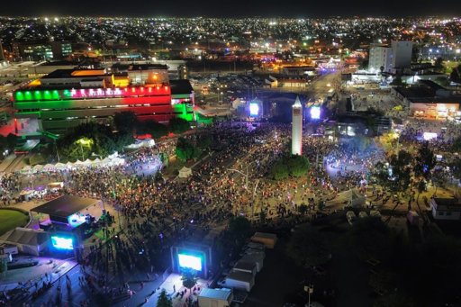 Miles de tijuanenses celebran el 215 Aniversario de la Independencia en el primer "Grito" del alcalde Ismael Burgueño