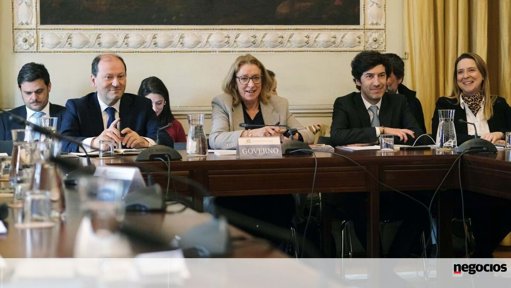 Proposta de Revisão Laboral do Governo Gera Contestação e Ameaça de Greve Geral