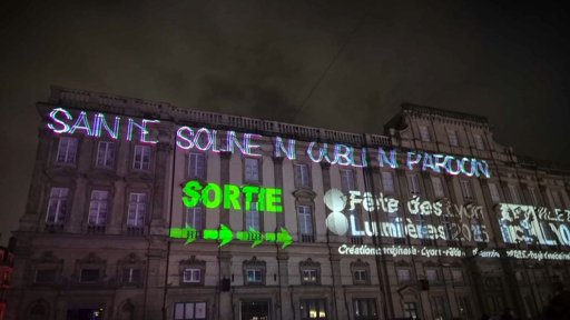 Des slogans anti-police projetés à Lyon pendant la Fête des Lumières provoquent l'indignation
