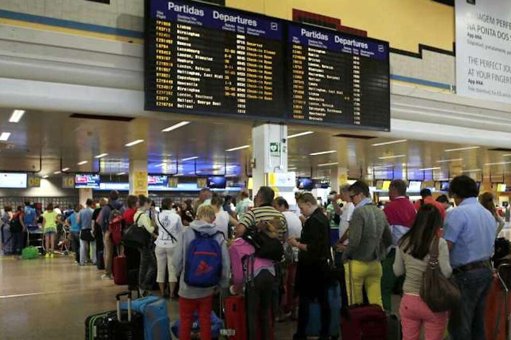 O Regresso dos Ativistas da Flotilha para Gaza e o Momento Viral no Aeroporto