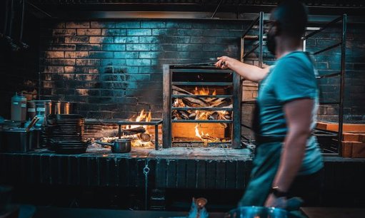 Restaurante FOGO de Alexandre Silva Reabre para Almoços com Novidade de Pizzas a Lenha