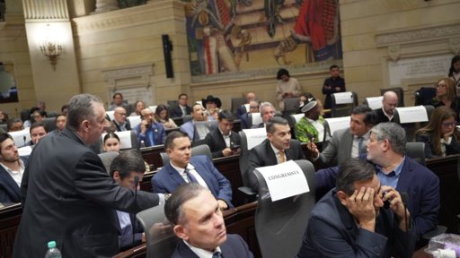 Gobierno Contempla Declarar Emergencia Económica tras Hundimiento de la Reforma Tributaria