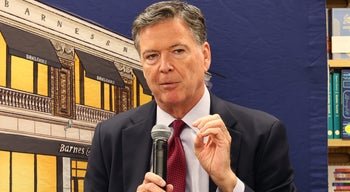 Ex-diretor do FBI James Comey acusado de obstrução à justiça e perjúrio após pressão de Trump