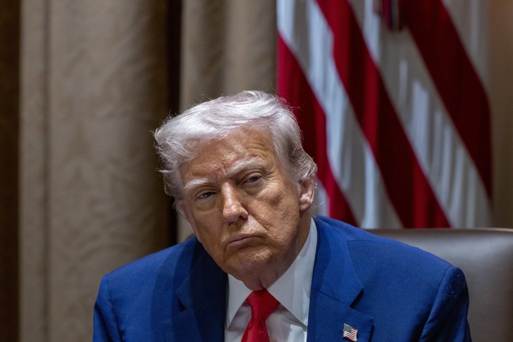 EUA Impõem Aumento Generalizado de Tarifas e Abalam Comércio Global