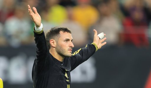 Santiago Giménez arrastra una molestia en el tobillo, revela Javier Aguirre