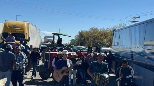 Músicos ofrecen serenata a agricultores en bloqueo carretero como agradecimiento