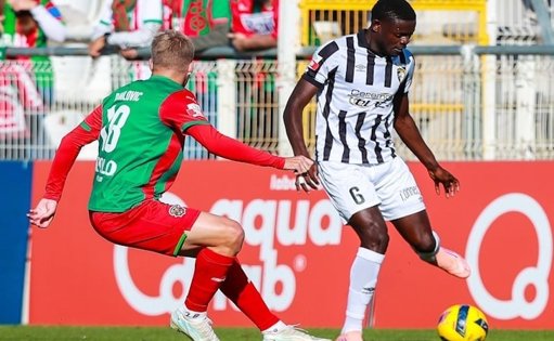 Marítimo Vence em Portimão com Dez e Consolida Liderança